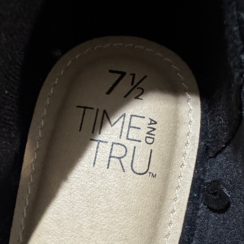 Time and Tru Women's Black Pointed Flats - Picture 2 of 3